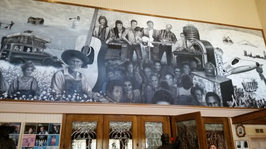 Mural prior to walking into the main area of the palace